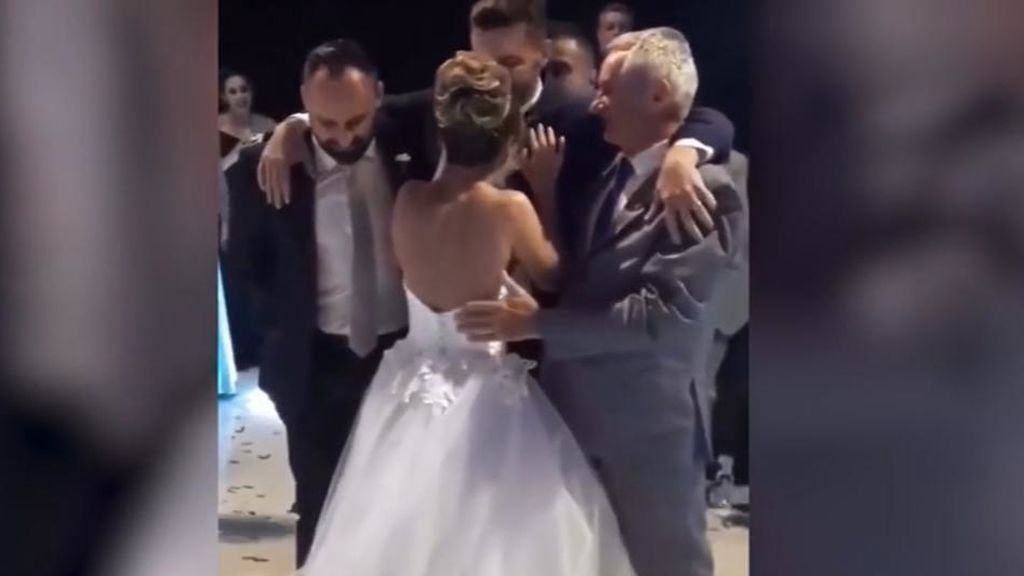 Un joven paralítico consigue bailar con su mujer el día de su boda