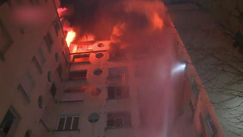 Voraz incendio en un edificio en Paris con 10 muertos
