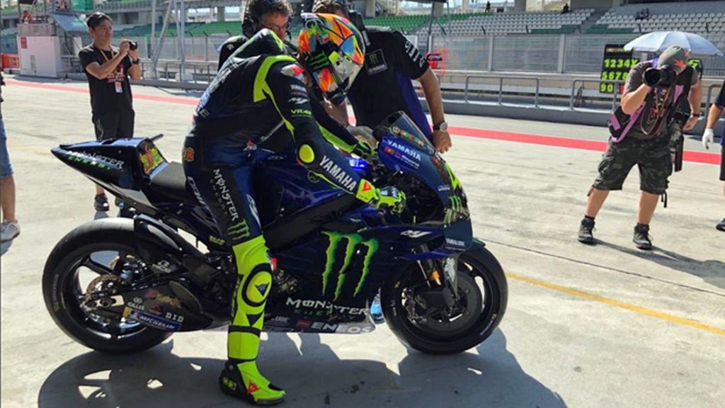 El espectacular casco multicolor que Valentino Rossi ha estrenado en Sepang