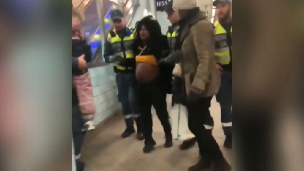 Polémica por el trato de unos guardias de seguridad a una mujer negra embaraza en el metro de Estocolmo