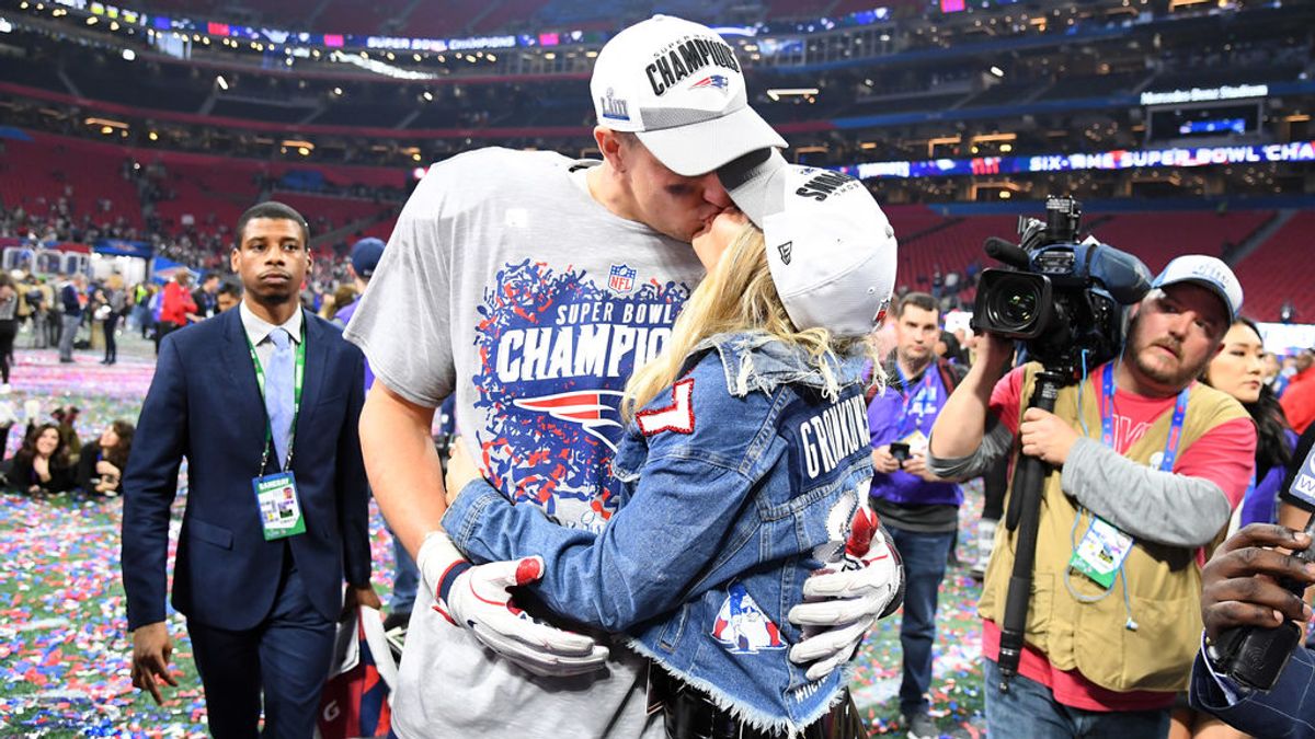 Polémica en EEUU: Gronkowski 'manosea' los senosd e su pareja durante la celebración de los Patriots Polémica en EEUU: Gronkowski 'manosea' los senosd e su pareja durante la celebración de los Patriots