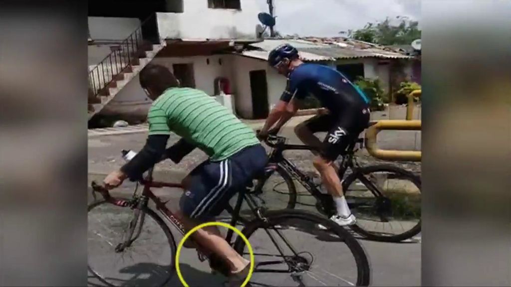 Un aficionado en chanclas se enfrenta en carrera a Chris Froome y le aguanta el ritmo