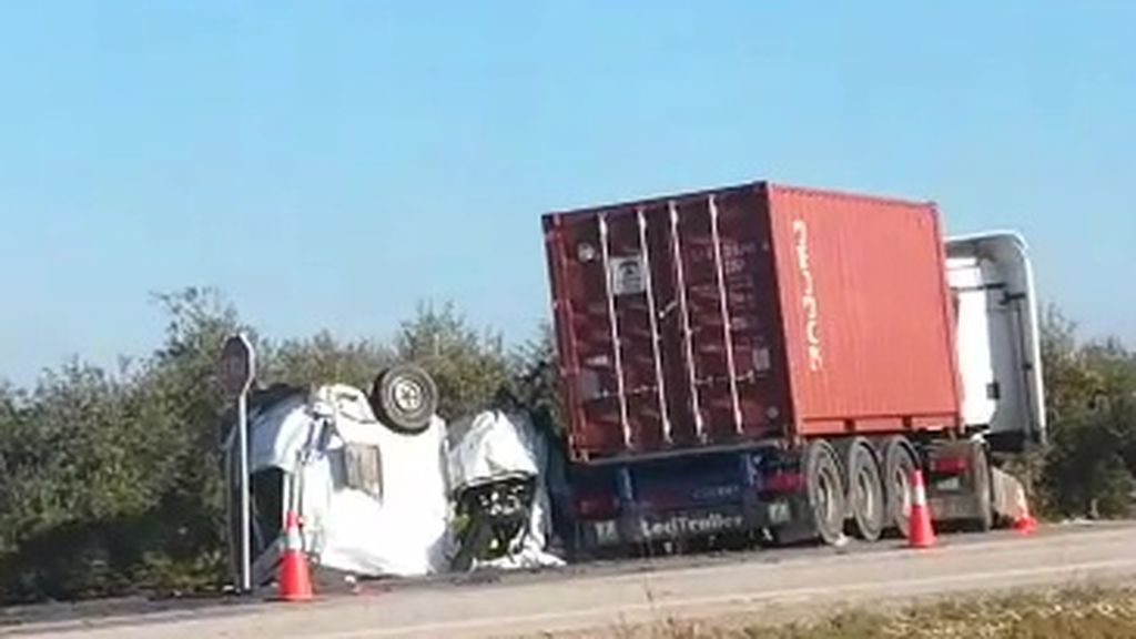 Mueren cinco personas en un choque entre una furgoneta  y un camión en la A-394 en Utrera (Sevilla)