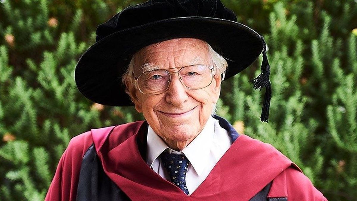 Un australiano se convierte en el hombre más anciano en sacarse un doctorado a los 94 años
