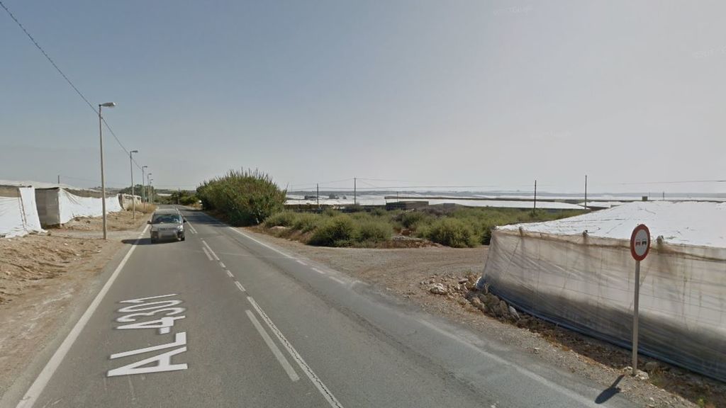 Muere un hombre de 48 años tras volcar su coche en una carretera de Almería Muere un hombre de 48 años tras volcar su coche en una carretera de Almería