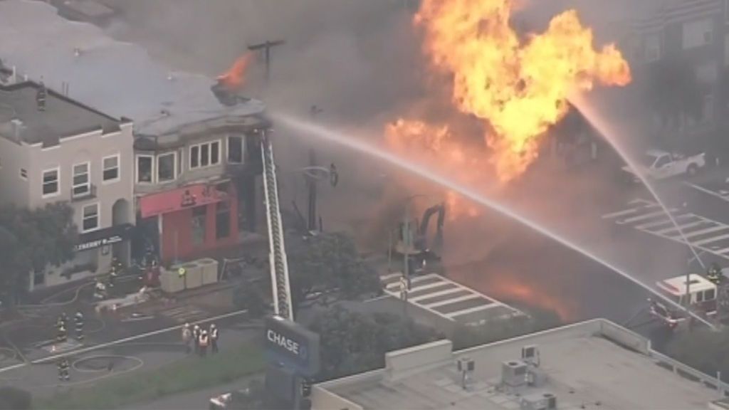 Pánico en San Francisco por una impresionante llamarada de varios metros de altura en plena calle