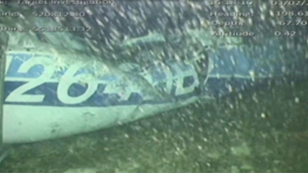 Rescatan el cuerpo encontrado en el avión de Emiliano Sala pero dan por imposible recuperar la aeronave Rescatan el cuerpo encontrado en el avión de Emiliano Sala pero dan por imposible recuperar la aeronave