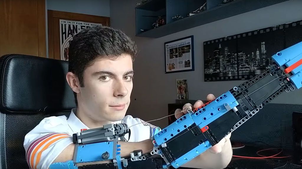 Nació sin brazo derecho pero se construyó su propia prótesis con piezas de Lego