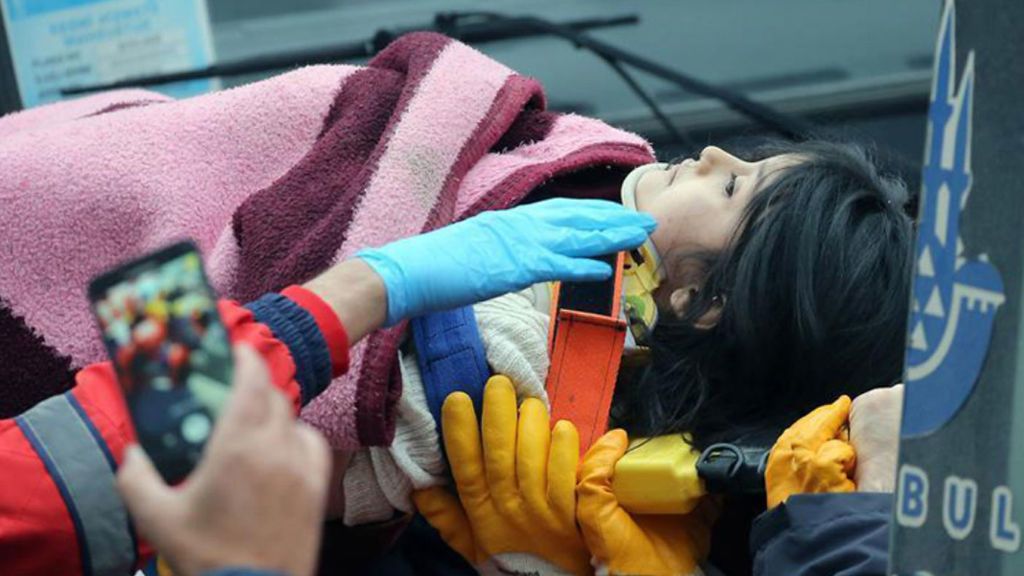 Rescatan a una niña viva sepultada durante 18 horas entre los escombros de su casa en Estambul