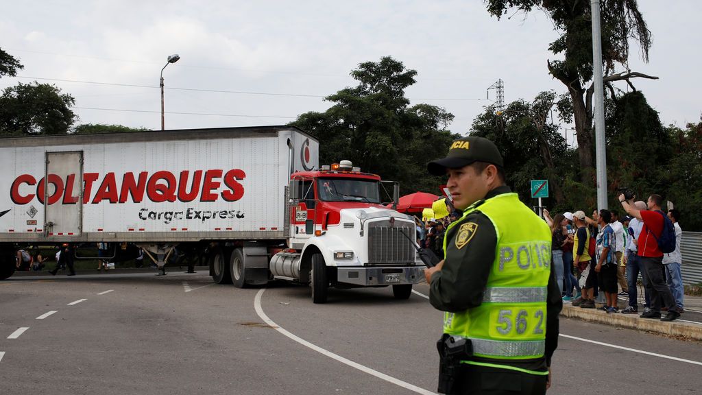 Llegan los camiones con medicinas y alimentos a la frontera de Venezuela
