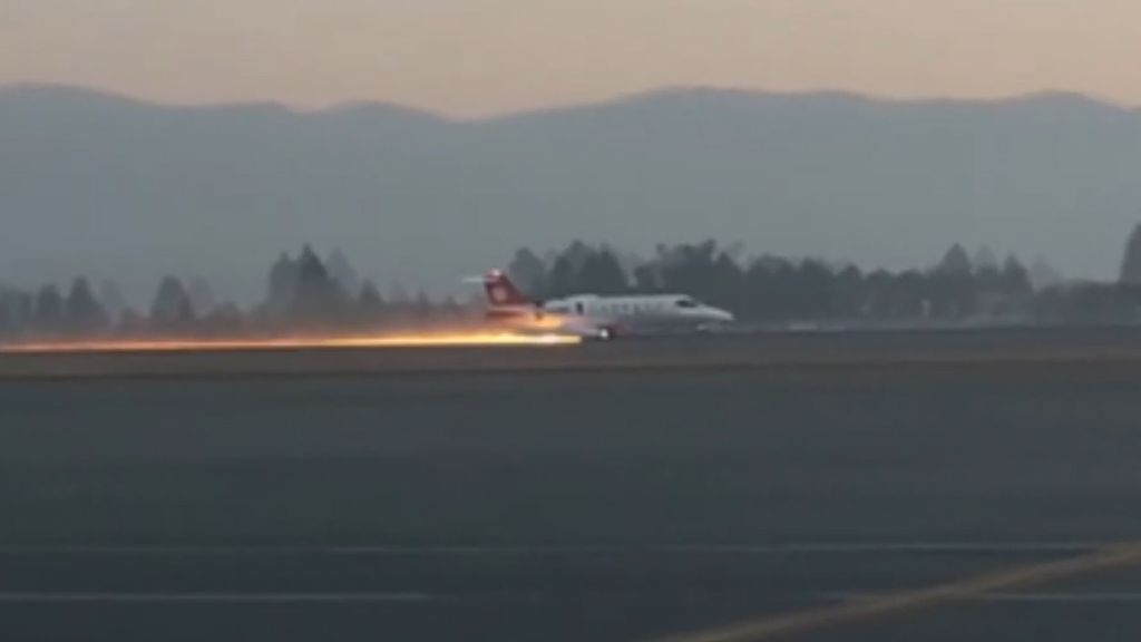 Una aeronave se sale de la pista de aterrizaje en el aeropuerto de Toluca