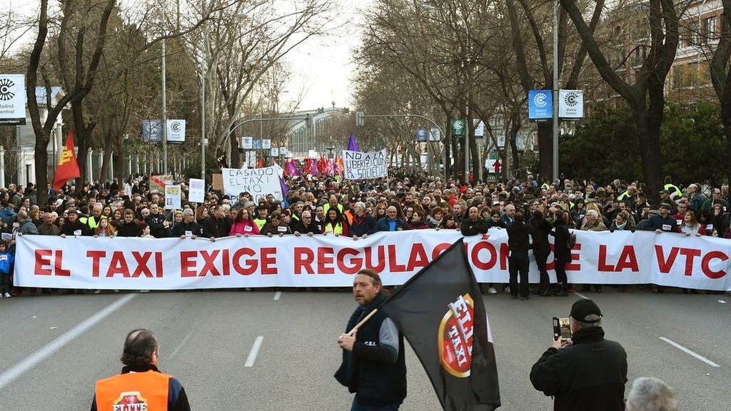 Los taxistas se manifiestan en Madrid para exigir la regulación de las VTC