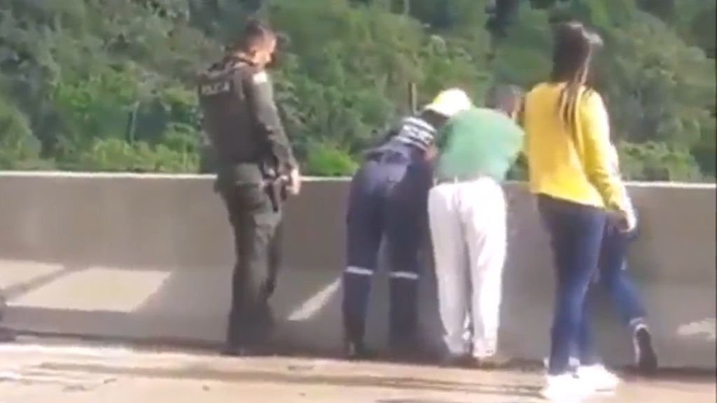 "Mami, no te tires": angustioso momento en el que una madre se tira de un puente junto a su hijo en Colombia