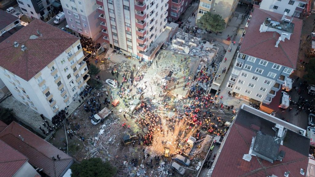 El colapso de un edificio deja 16 muertos en Estambul