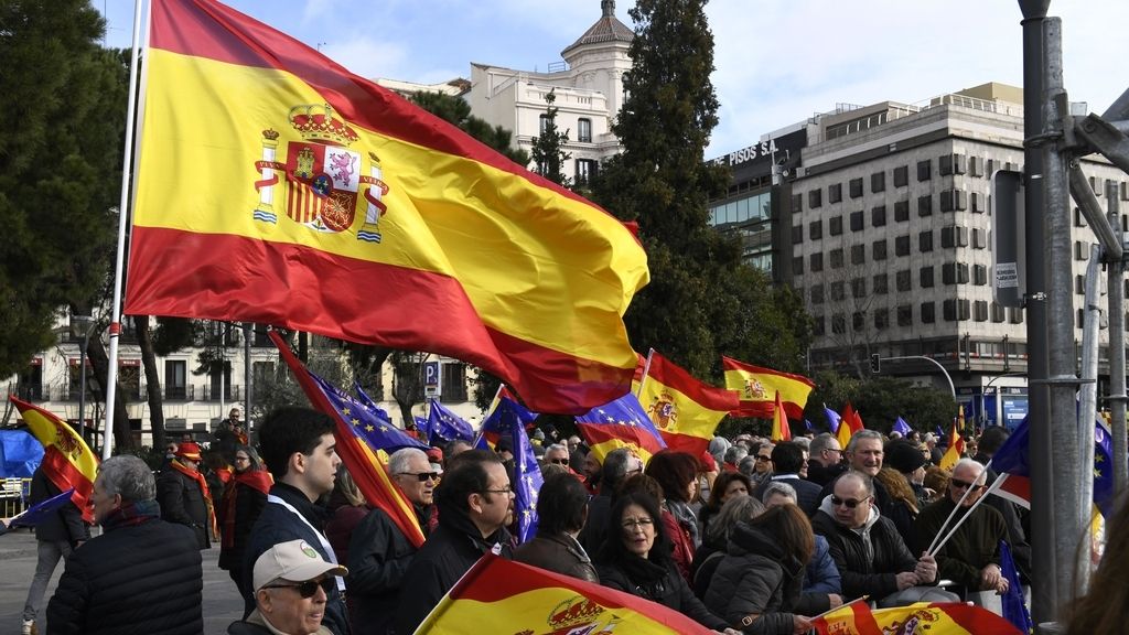 'Por una España unida': la manifestación en Colón contra Sánchez, EN IMÁGENES