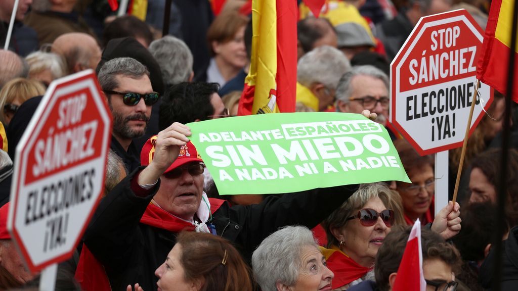 'Por una España unida': la manifestación en Colón contra Sánchez, EN IMÁGENES
