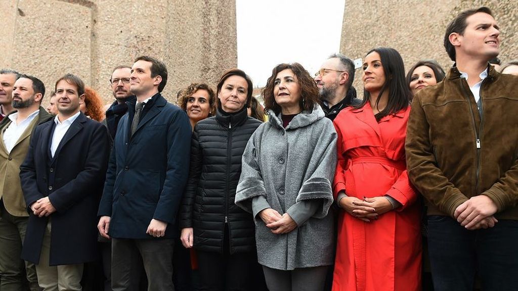 Unidos contra Sánchez y por España: Casado, Rivera y Abascal en la foto que pone fin a la concentración