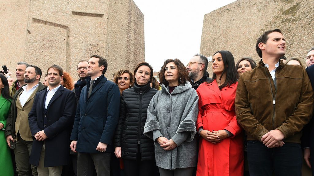 Abascal, Casado y Rivera, la foto final de la concentración contra Sánchez