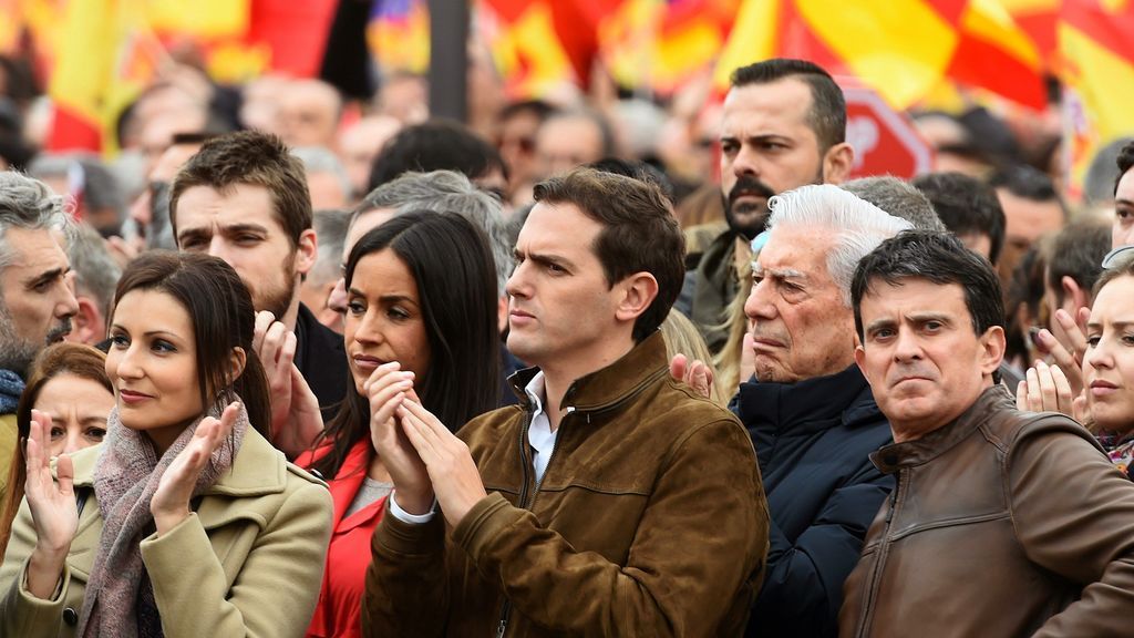 'Por una España unida': la manifestación en Colón contra Sánchez, EN IMÁGENES