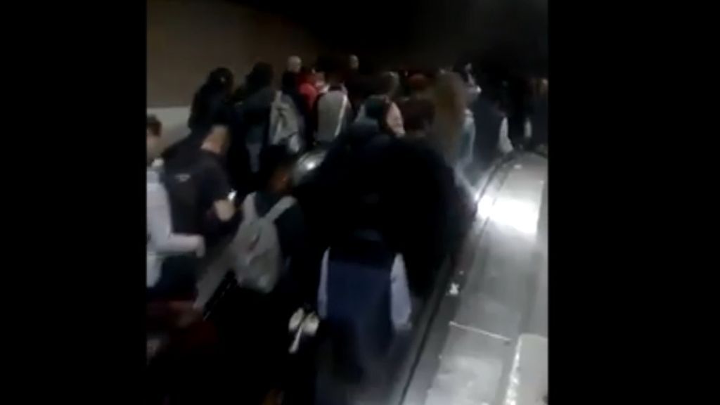 Varias personas se caen por un colapso en las escaleras mecánicas del metro de México