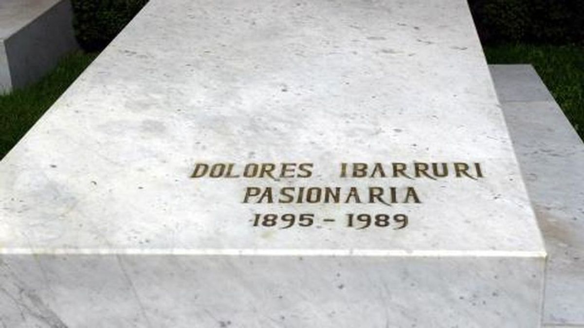 Vierten pintura sobre las tumbas del fundador del PSOE, Pablo Iglesias, y La Pasionaria