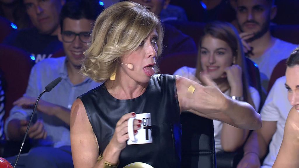 Las caras de sufrimiento del jurado después de probar el cóctel más picante del mundo