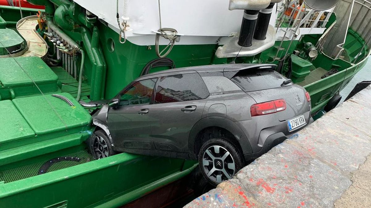 Un coche se empotra contra un barco en Getaria