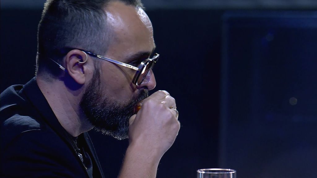 Las caras de sufrimiento del jurado después de probar el cóctel más picante del mundo