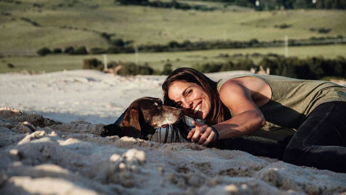 "Su destino era esperar la muerte encadenada": La conmovedora historia de la atleta Dana Cervantes y su perra maltratada Petra