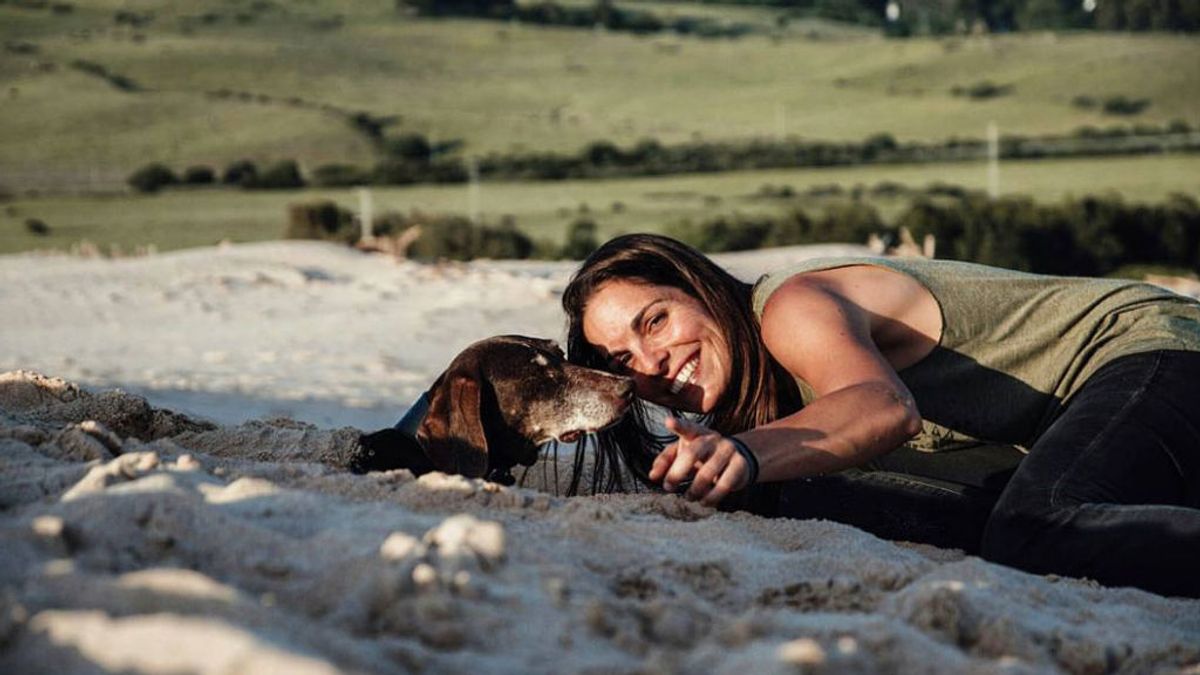"Su destino era esperar la muerte encadenada": La conmovedora historia de la atleta Dana Cervantes y su perra maltratada Petra "Su destino era esperar la muerte encadenada": La conmovedora historia de la atleta Dana Cervantes y su perra maltratada Petra