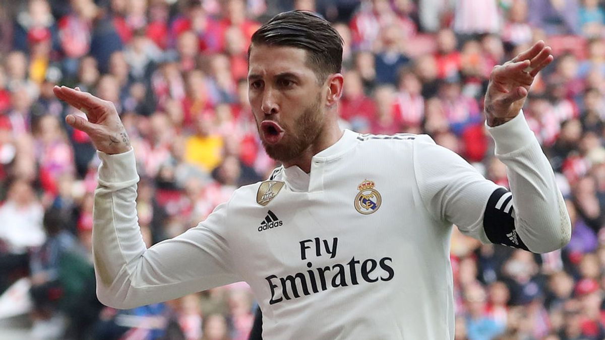 Sergio Ramos y su ¿homenaje? a ‘Mariscos Recio’ de ‘La Que se Avecina’ en el Metropolitano Sergio Ramos y su ¿homenaje? a ‘Mariscos Recio’ de ‘La Que se Avecina’ en el Metropolitano