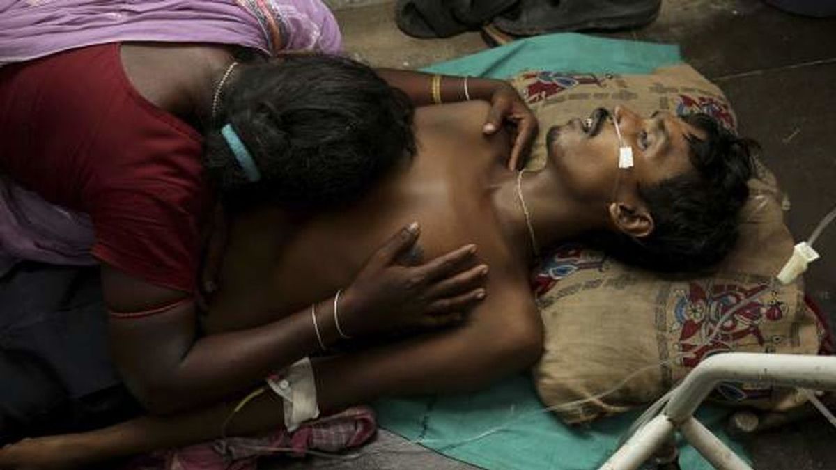 Decenas de muertos tras consumir alcohol adulterado en la India