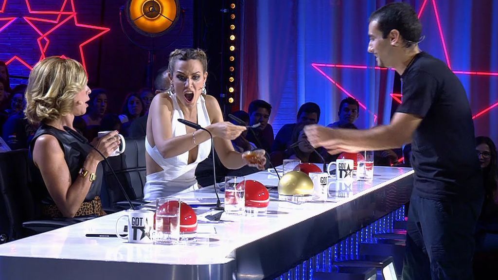 Las caras de sufrimiento del jurado después de probar el cóctel más picante del mundo