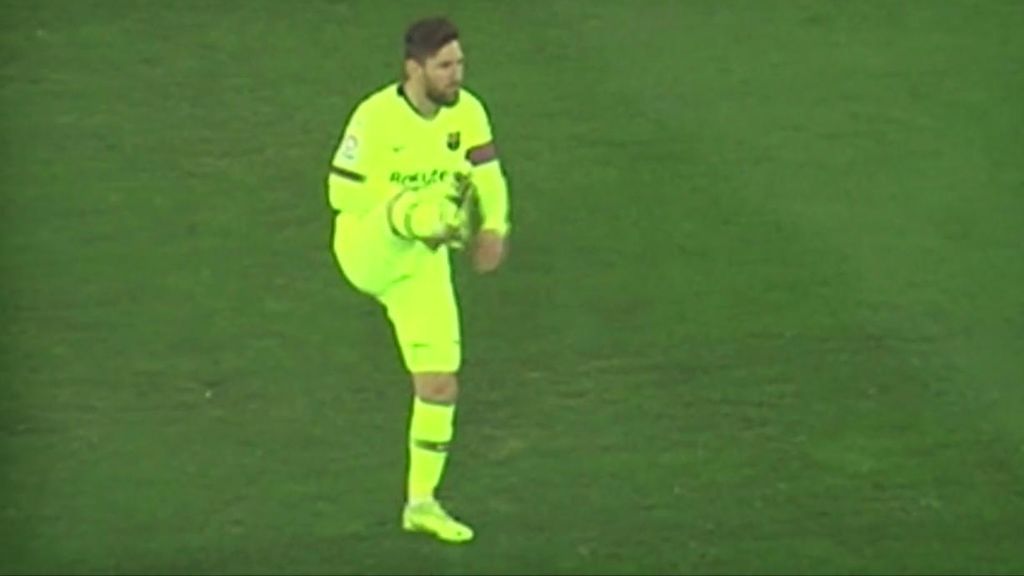 Los estiramientos de Messi mientras no participaba del juego en San Mamés