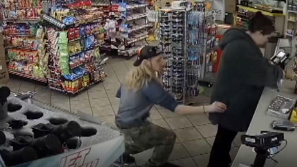 La Policía busca al ladrón que robó un móvil en plena gasolinera en Tennessee