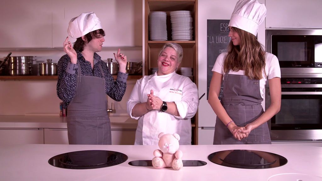 Betina Montagne, jurado de 'Bake Off' pone a prueba las habilidades culinarias de Lucas Lorén y Aretha Fusté