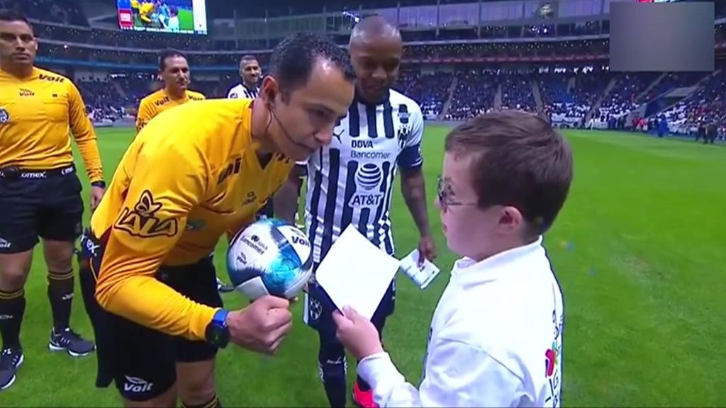 Un árbitro anima a un niño con síndrome de down a leer una carta delante de todo un estadio