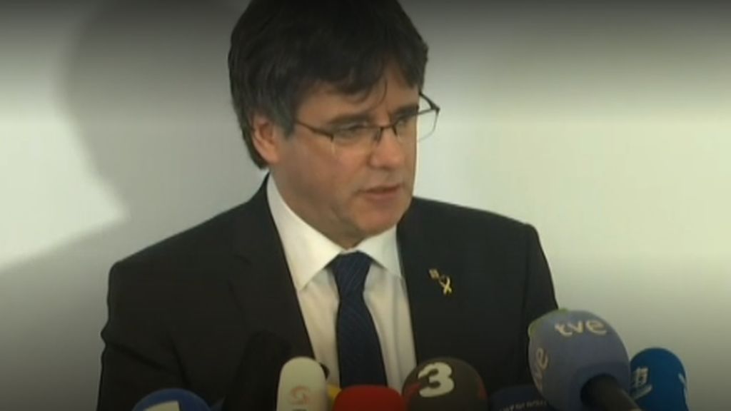 Puigdemont que huyó del banquillo dice ahora que en él se sientan 2,3 millones de personas