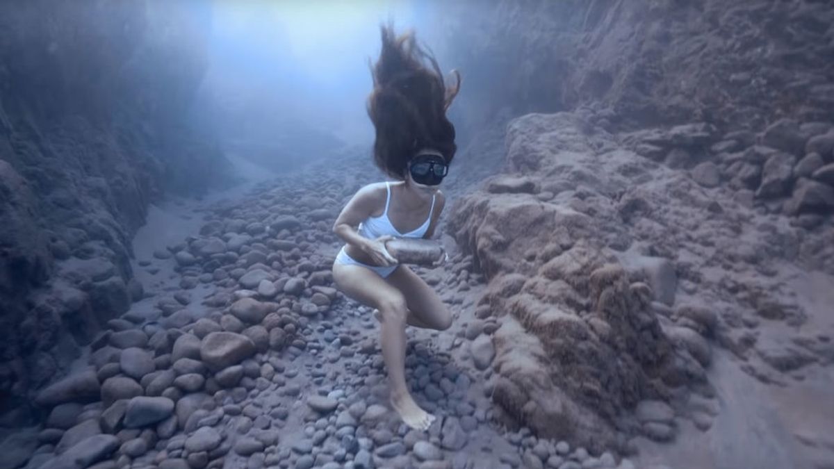 El increíble entrenamiento de la apneísta Sofía Gómez corriendo bajo el mar mientras carga con una piedra