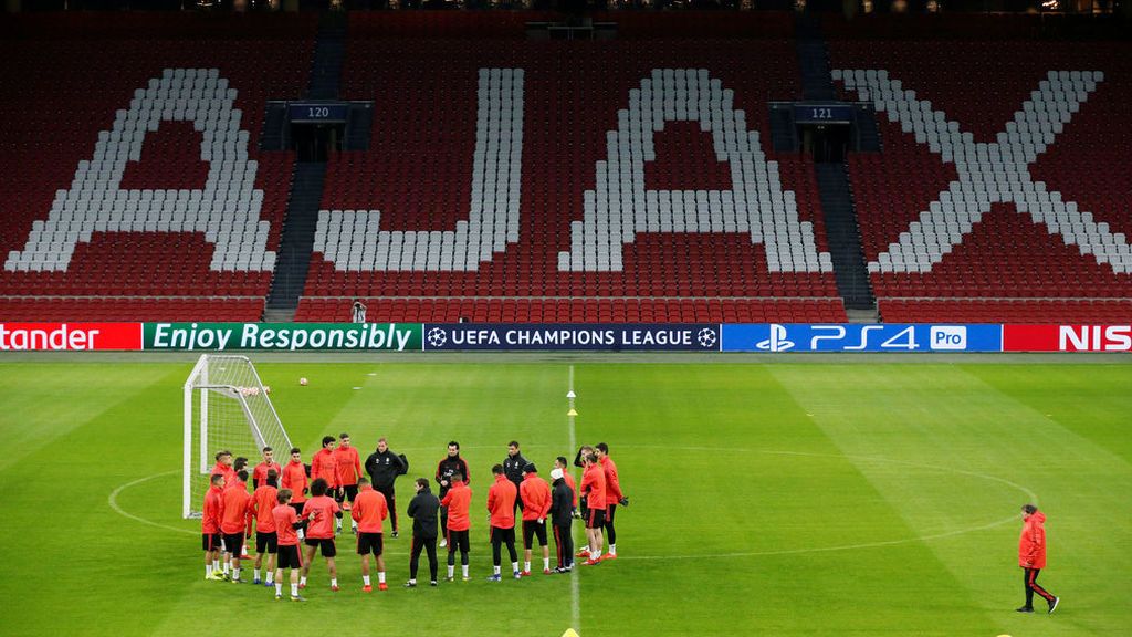 Cuatro hinchas del Ajax detenidos por prender artefactos pirotécnicos en el hotel del Real Madrid en Ámsterdam Cuatro hinchas del Ajax detenidos por prender artefactos pirotécnicos en el hotel del Real Madrid en Ámsterdam