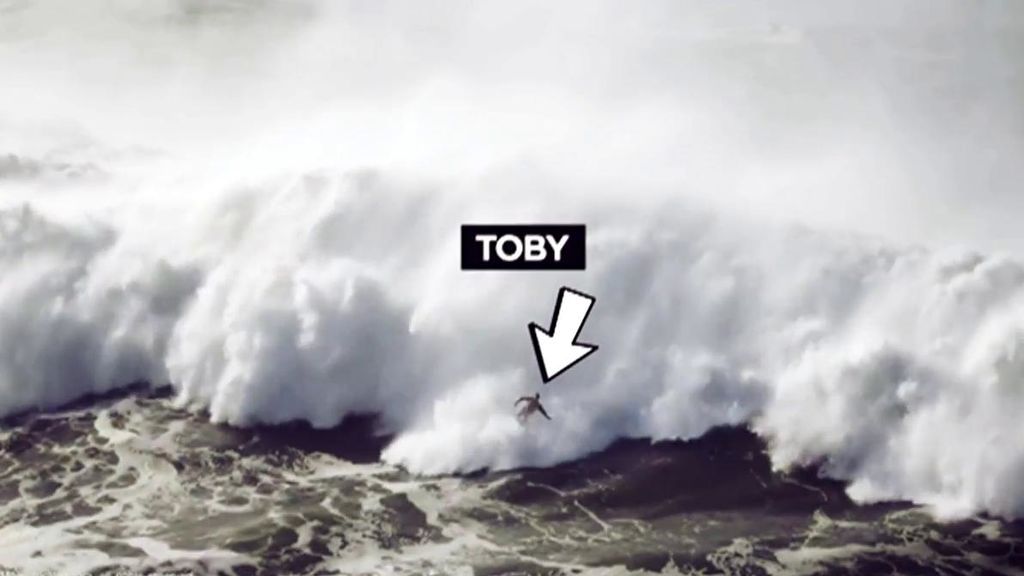Una moto de agua intenta rescatar, hasta en cinco ocasiones, a un surfista en medio de olas gigantes