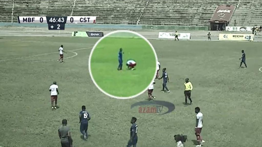 Un futbolista se desploma durante un partido en Tanzania y sus compañeros rezan por él
