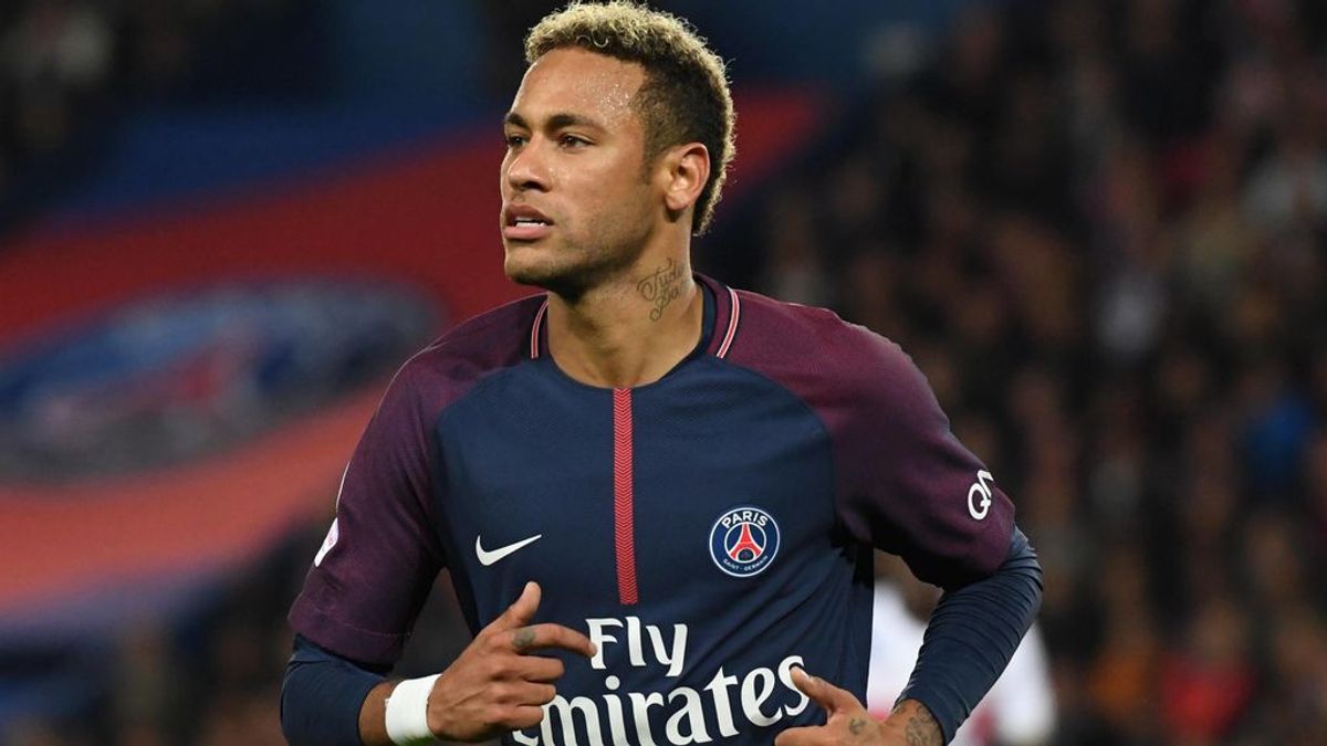 Neymar se 'olvida' de su lesión y  no puede controlarse en la celebración de los goles del PSG al United