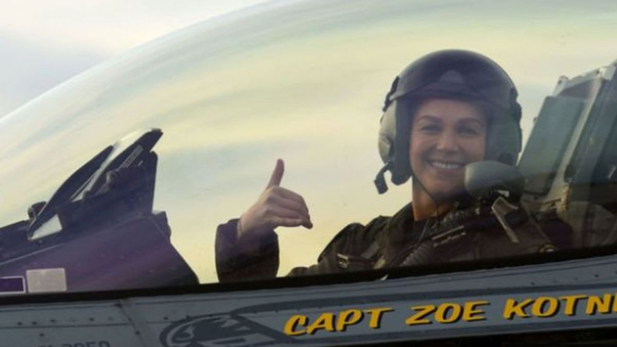 La breve carrera de dos semanas de Zoe Kotnik, la primera mujer jefa del equipo de los F-16 de EEUU