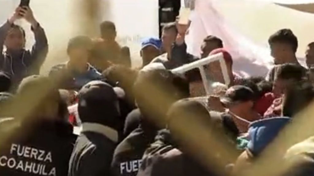 Tensión en un campamento de inmigrantes de la caravana en la frontera de México con EEUU