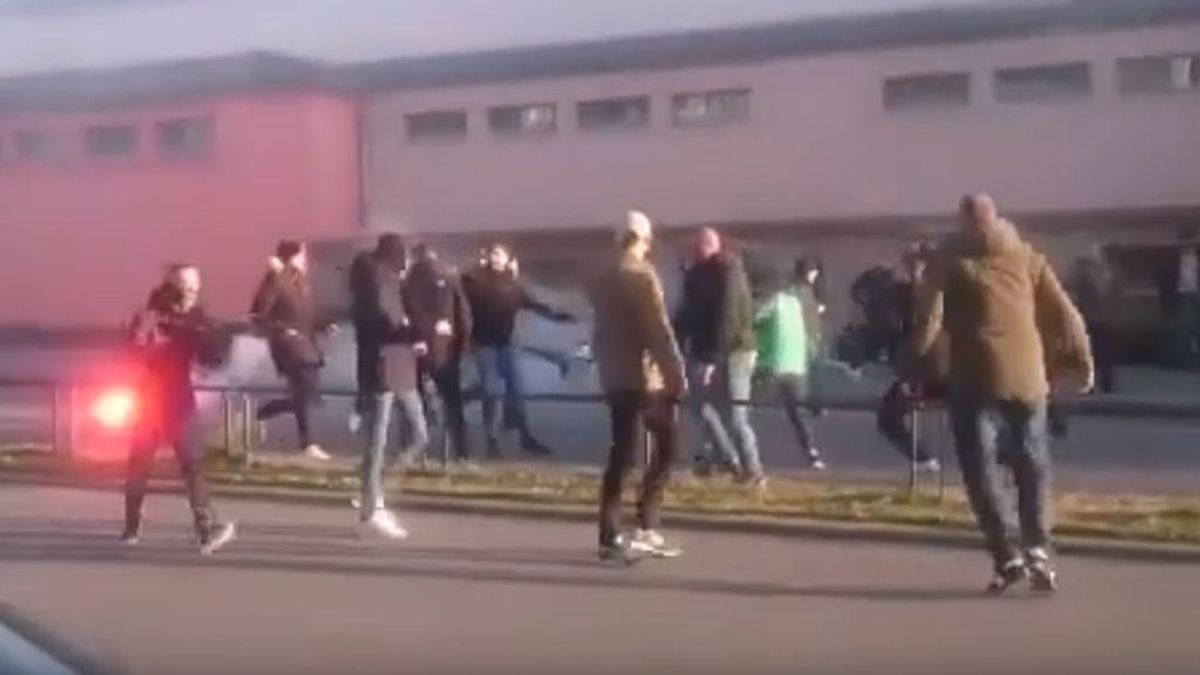 Los ultras del Betis protagonizan una lamentable pelea en las calles de Rennes Los ultras del Betis protagonizan una lamentable pelea en las calles de Rennes
