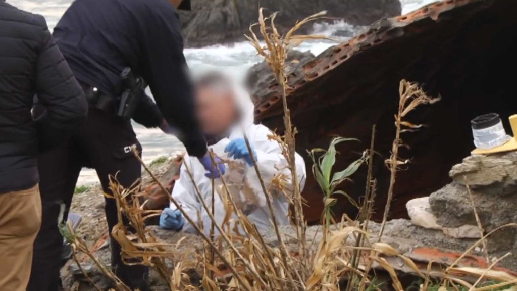 Investigan el hallazgo de un cuerpo de mujer calcinado en la costa de Ceuta