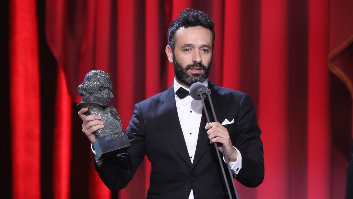Rodrigo Sorogoyen, director del cortometraje nominado a los Oscar, 'Madre', recibiendo un Goya.