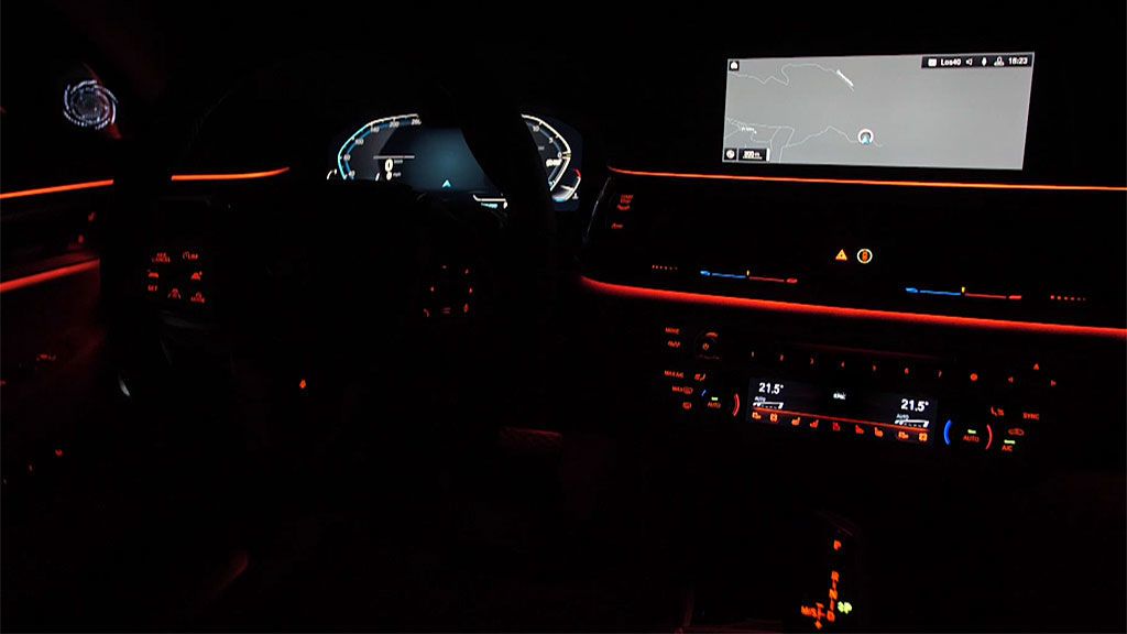 Los ambientes que te ofrece la nueva serie 7 de BMW para viajar de noche en la que los altavoces son protagonistas