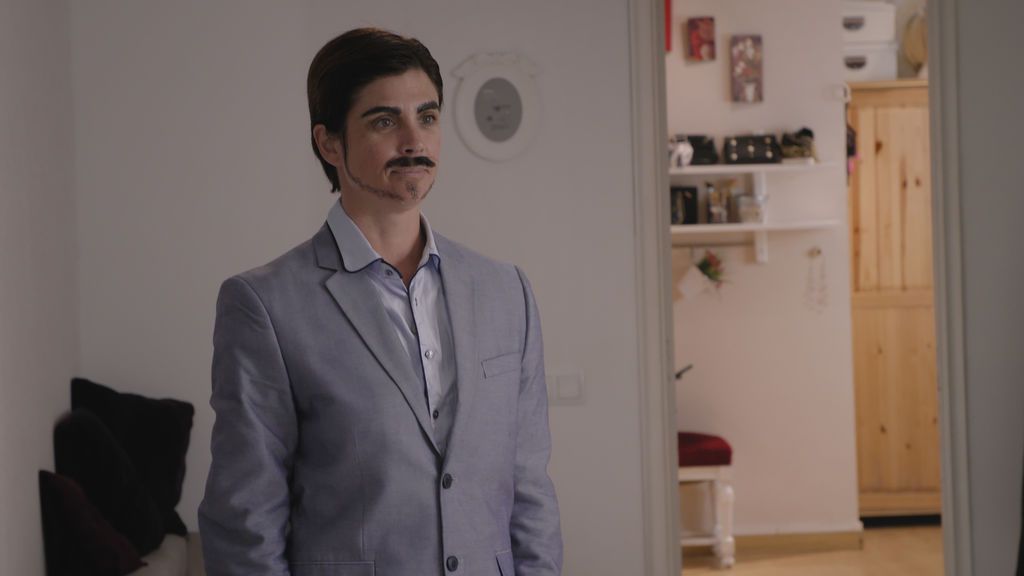 Samanta Villar, vestida de hombre, en 'La vida con Samanta'.
